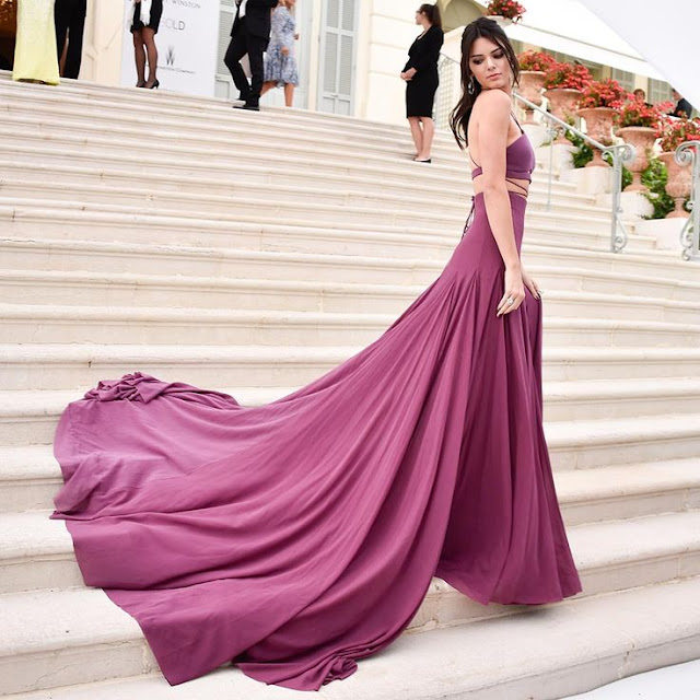 Kendall Jenner vestido roxo longo em Cannes, festa