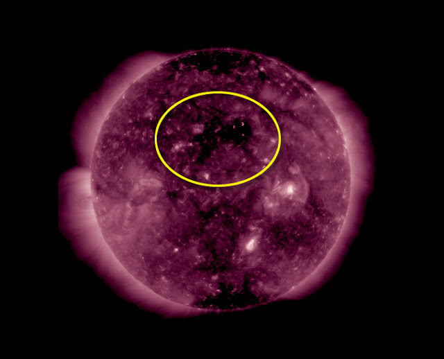 Buraco coronal responsável pelo fluxo de vento solar que irá interagir com a Terra no dia 13 de janeiro