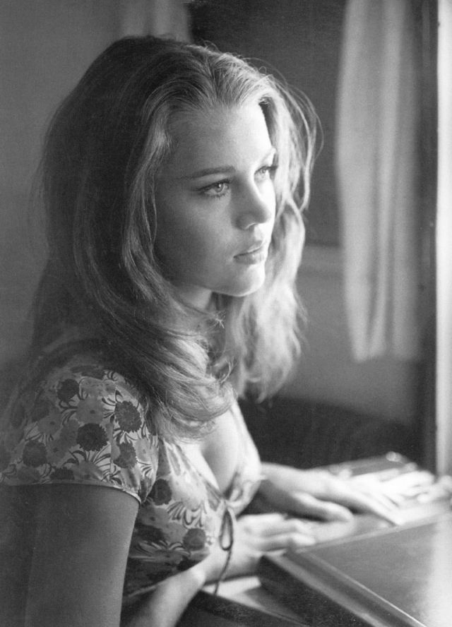 30 Beautiful Black and White Portraits of a Very Young Jane Fonda From Between the Late 1950s