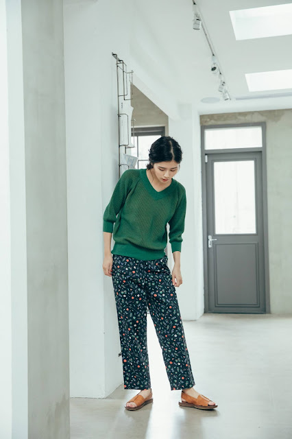 麥田捕手格紋V領縮口針織上衣-初芽綠