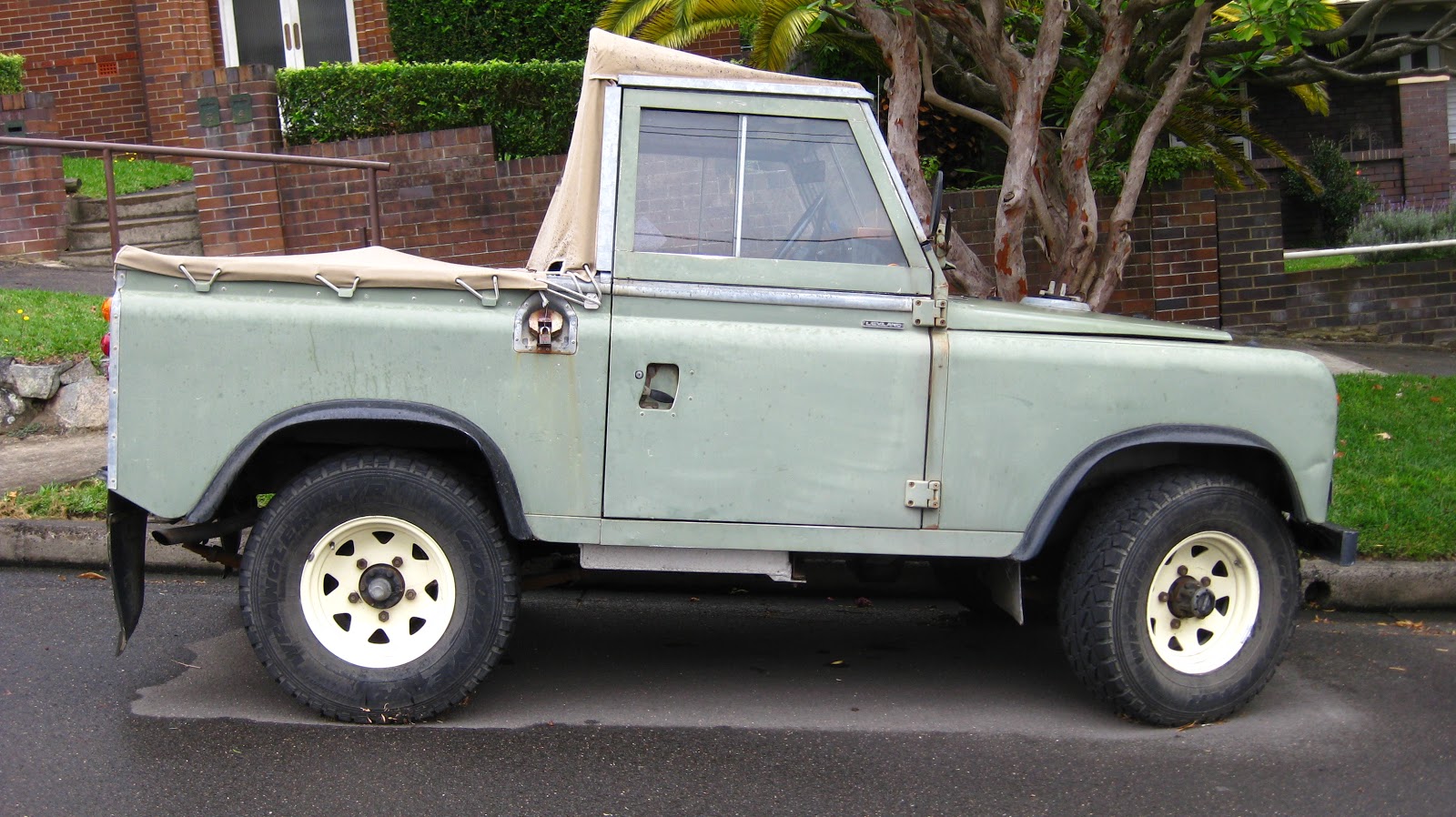 Aussie Old Parked Cars 1975 Land Rover Series III SWB Ute