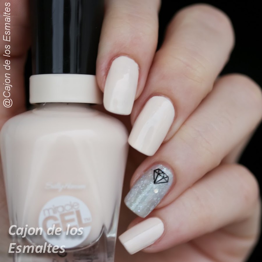 Uñas nude con diamantes