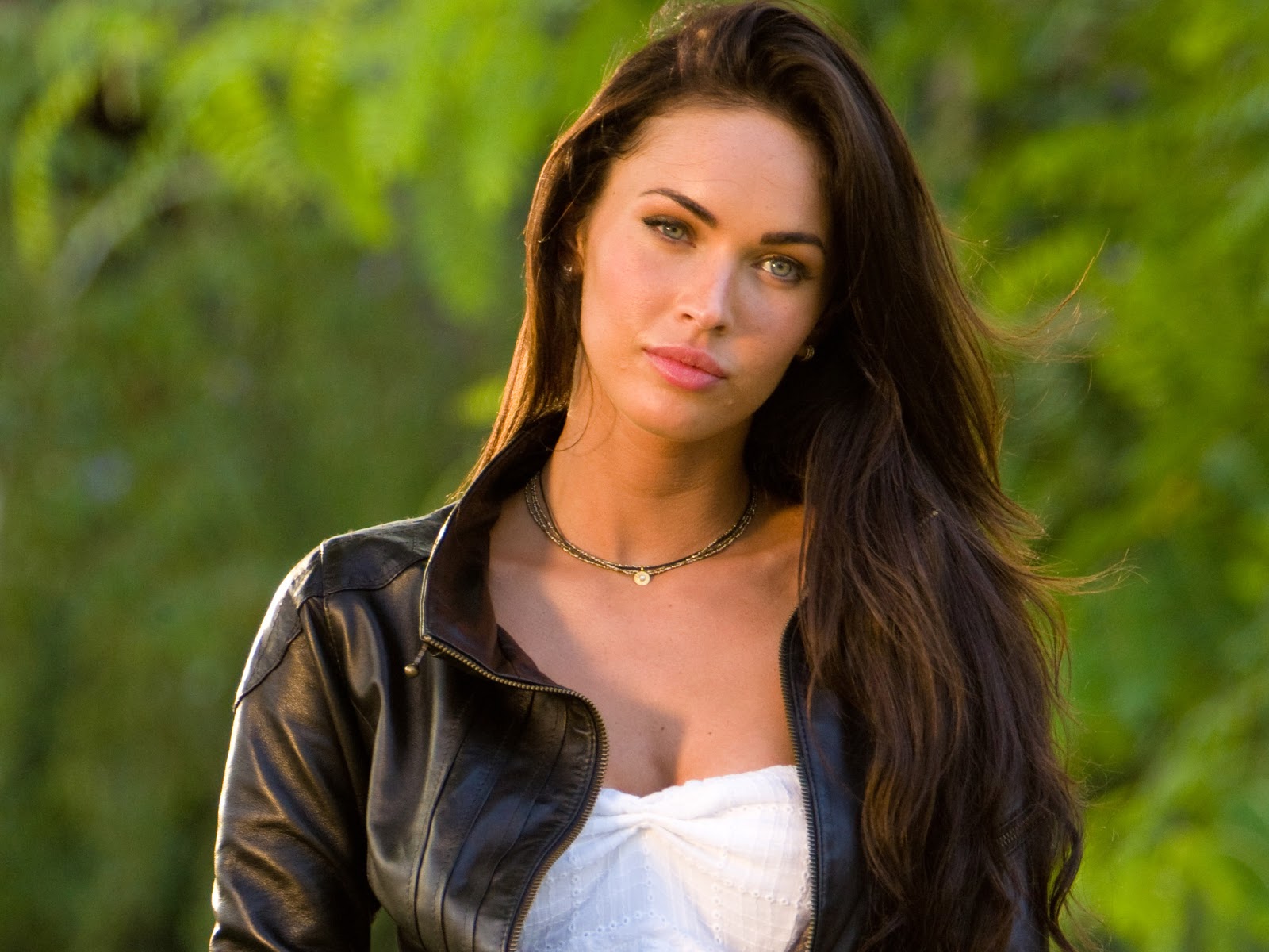 http://2.bp.blogspot.com/-JBb4-5rAAi0/UMmpo2Q8GXI/AAAAAAAAChE/kf4UJl8p9y0/s1600/megan-fox-high-quality-hd-wallpaper.jpg