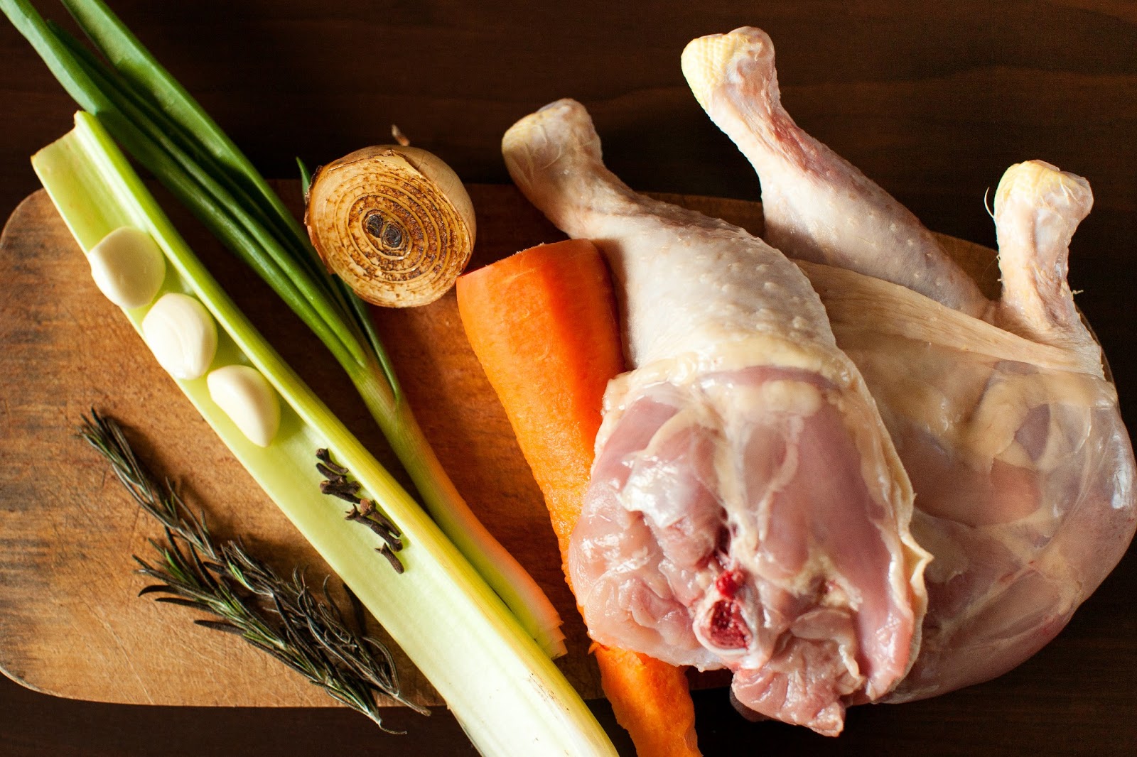 светлый куриный бульон. бульон из птицы. бульон с курицей. бульон с курицей. набор для бульона куриный.