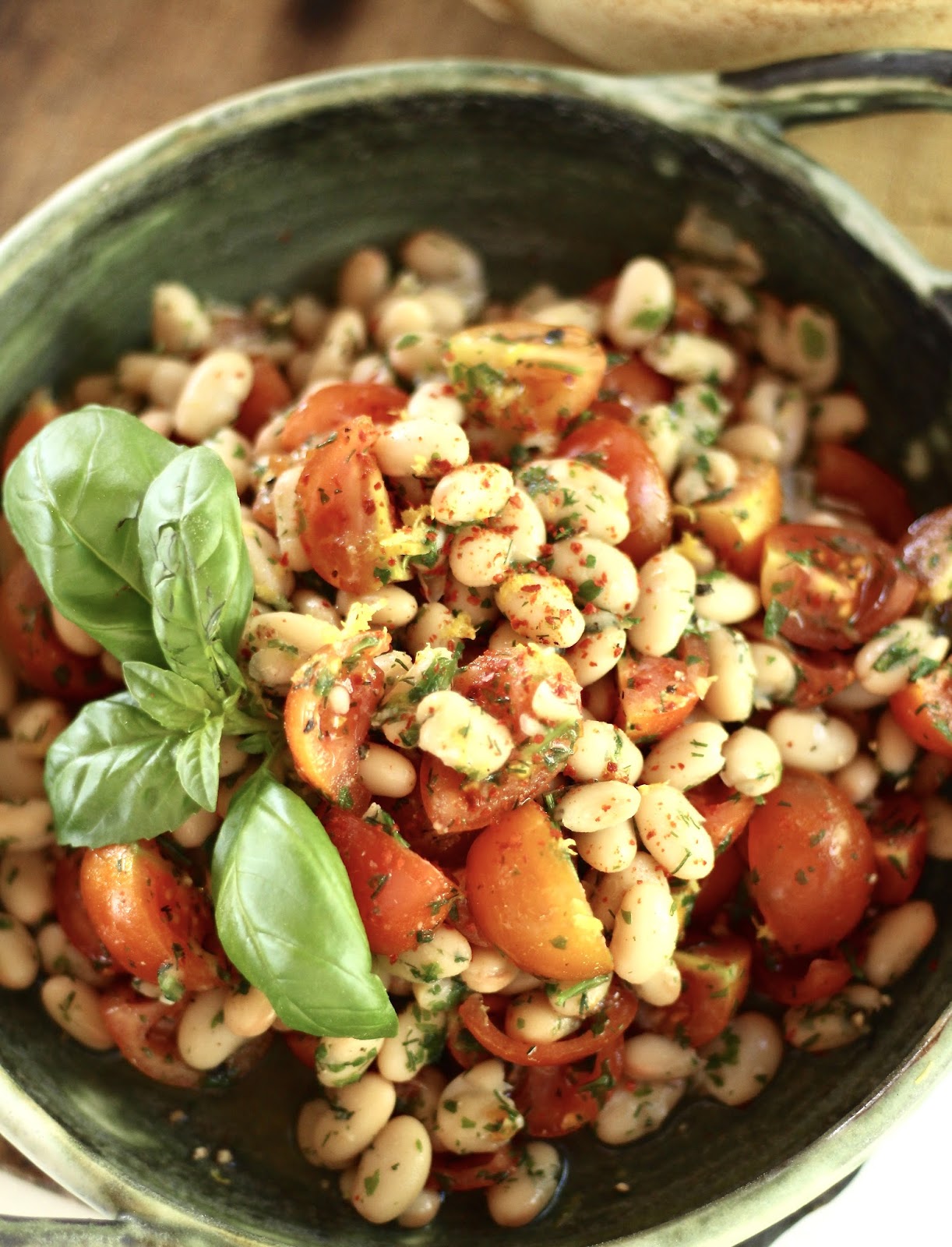 Weiße Bohnen mit Tomaten und Hummus: Proteine für einen gesunden Sommer!