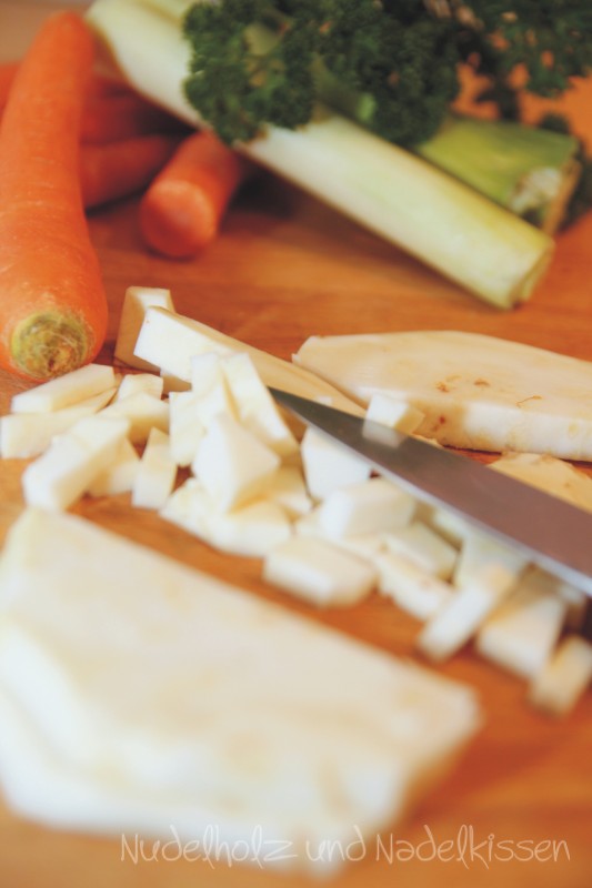 Suppe mit Grießklößchen