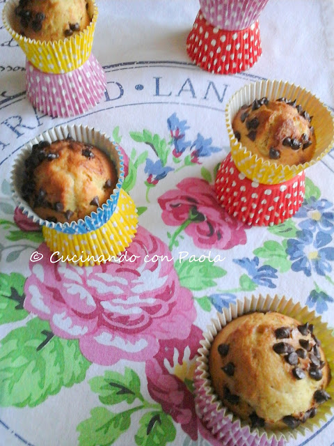 Muffin ricetta base allo yogurt e con gocce di cioccolato (senza burro)