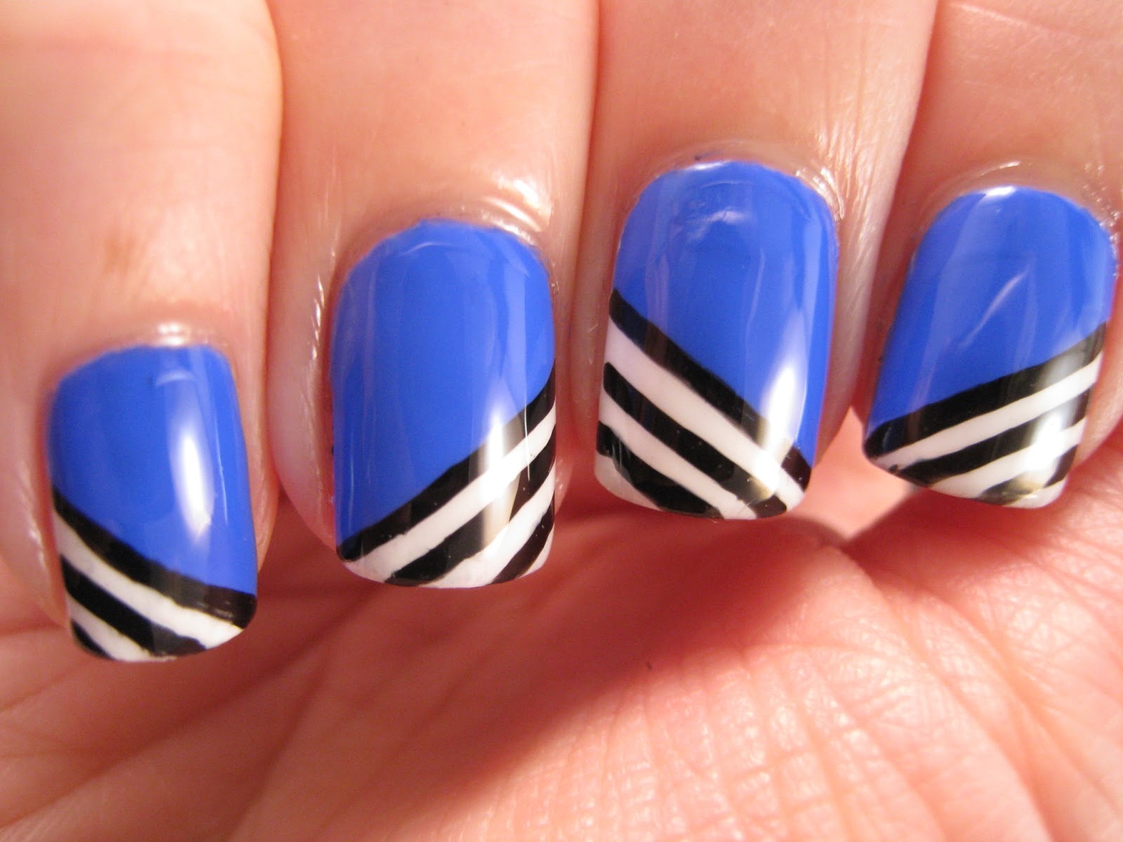 Полосы на ногтях вертикальные о чем говорят. Ногти с полосками. Синий маникюр с полосками. Маникюр голубой с полосками. Полосатые ногти.