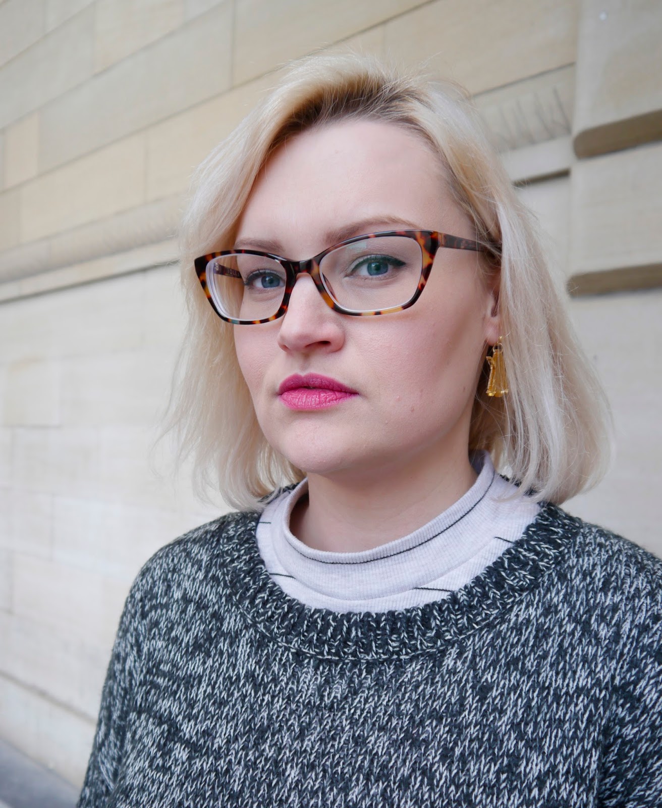 90s polo neck look with vintage style glasses sugar and vice jewellery, Sugar and Vice bee earrings, IOLLA carnegie glasses, girl with glasses, square cat eye glasses in tortoise shell, vintage style