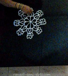 drawing the floral petals and other designs rangoli-129-c2.jpg