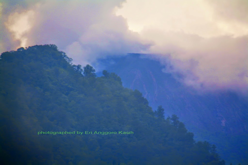 Puncak Gunung Slamet dilihat dari Guci Puncak Gunung Slamet dilihat dari Guci