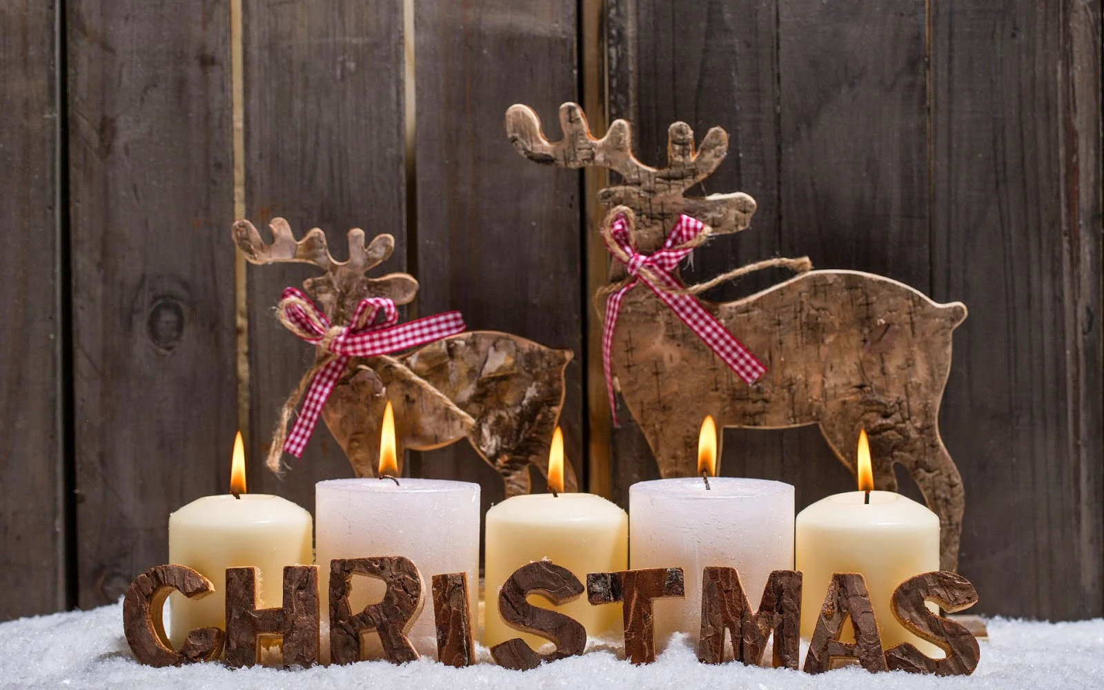 Kerst wallpaper met houten herten, brandende kaarsen