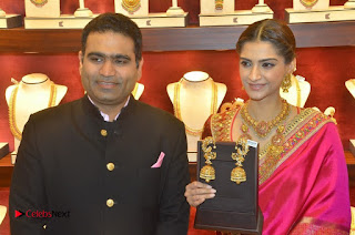Actress Sonam Kapoor Launch Kalyan Jewellers Anna Nagar Showroom  0028