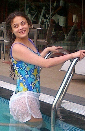 Sneha+Ullal+Hot+Wet+Swimsuit+Photos+(1).