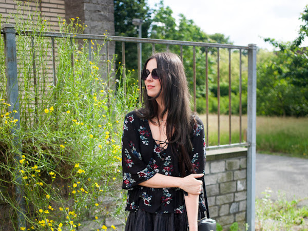 Outfit: boho in extensions and lace up blouse