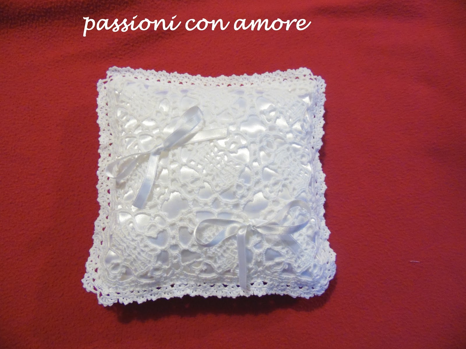 Cuscino Portafedi Nuziale A Forma Di Cuore - Con Pizzo, Strass E Fiocco, Bianco