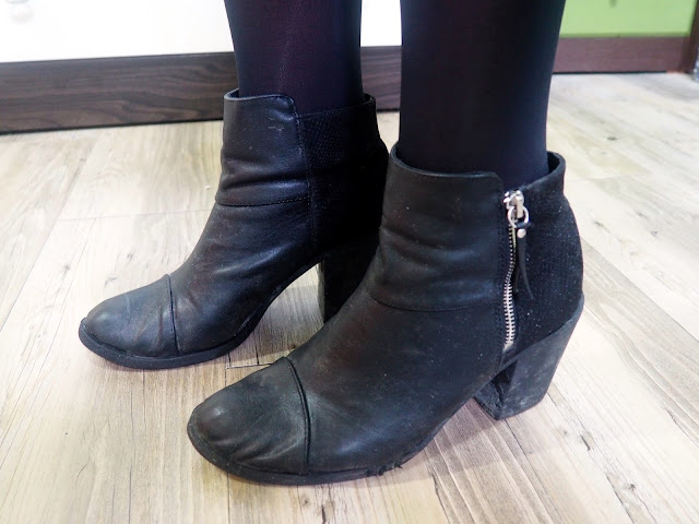 Be Bold | outfit shoes details of black ankle boots with heels, silver zippers, and leather effect