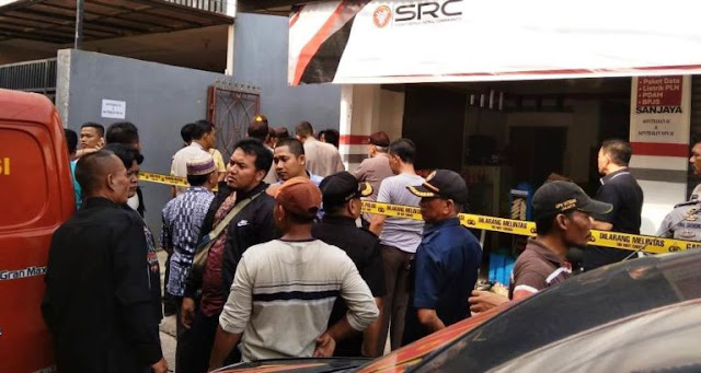 Isak Tangis Warnai Prosesi Adat Sekeluarga Korban Pembunuhan di Bekasi Isak Tangis Warnai Prosesi Adat Sekeluarga Korban Pembunuhan di Bekasi