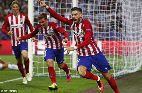 Phan ung tuyet voi cua fan Atletico voi Juanfran - toi do khien 'Los Inidios' vo mong Champions League - Anh 5