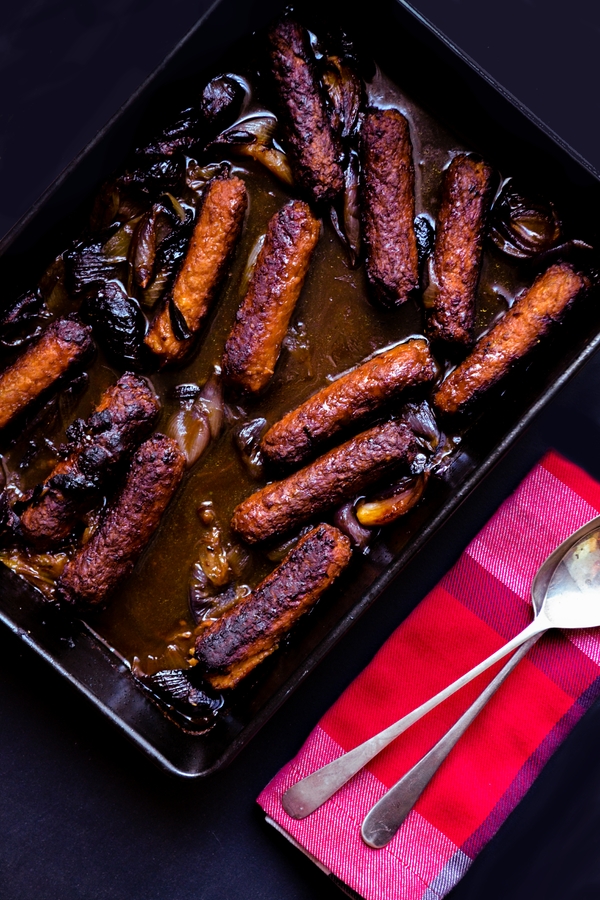 Sticky Red Onion & Sausage Bake with Gravy (vegan) Tinned Tomatoes