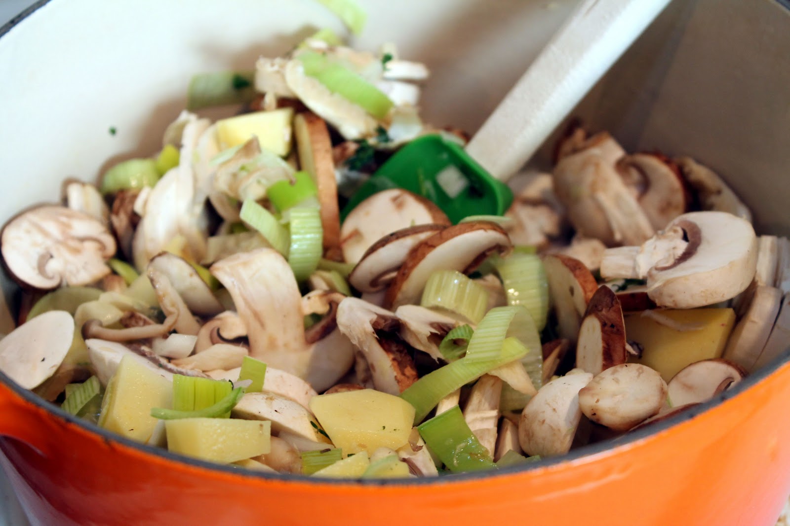 Serena's Medium Rare: Low Fat Mushroom & Thyme Soup