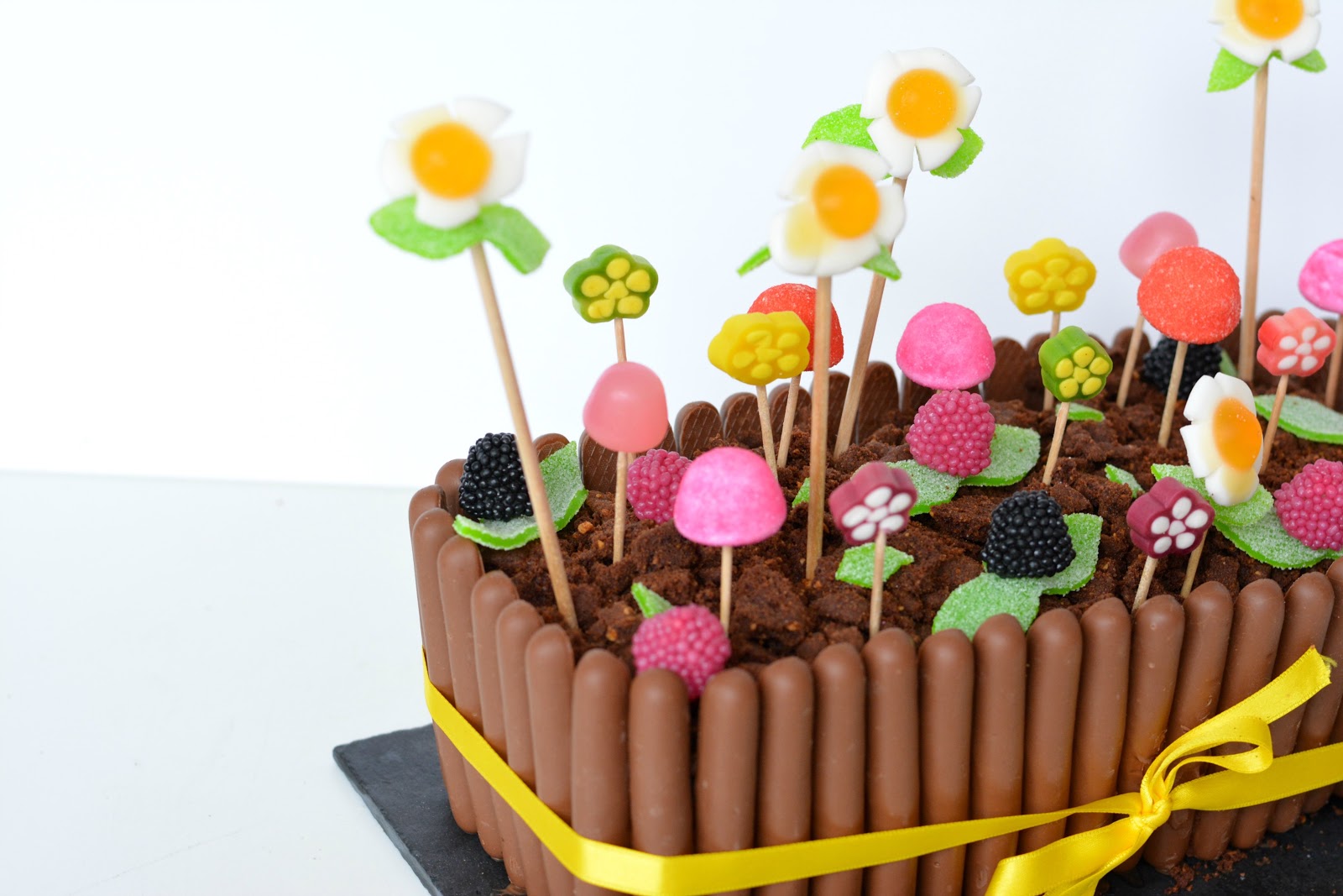 Mon Gateau De Paques Jardiniere Au Chocolat Et Bonbons Autour