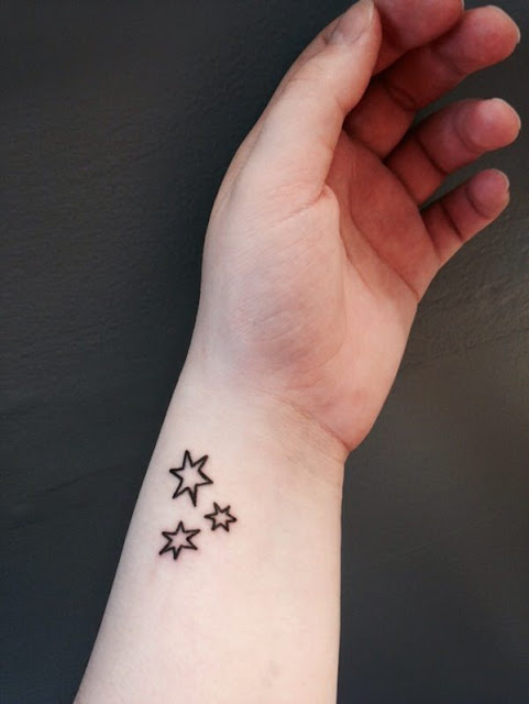tatuajes de estrellas en la muñeca