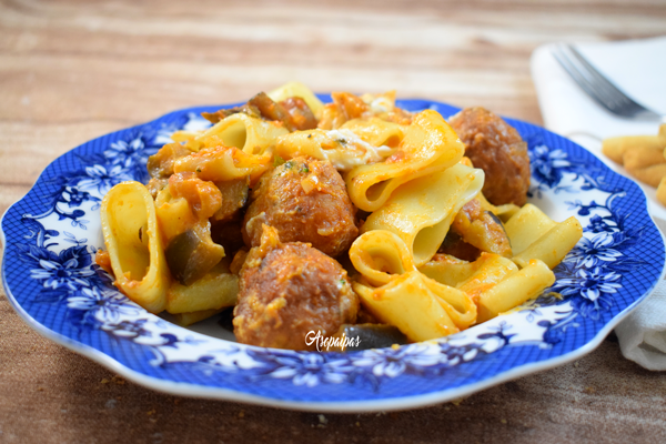 Calamarata con Berenjenas y Albóndigas de Pan Calamarata con Berenjenas y Albóndigas de Pan
