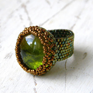 Бисерное кольцо со стеклянным кабошоном - бронзово-зеленое