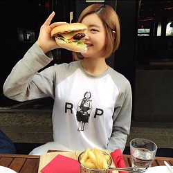 Foto Model Makan Burger