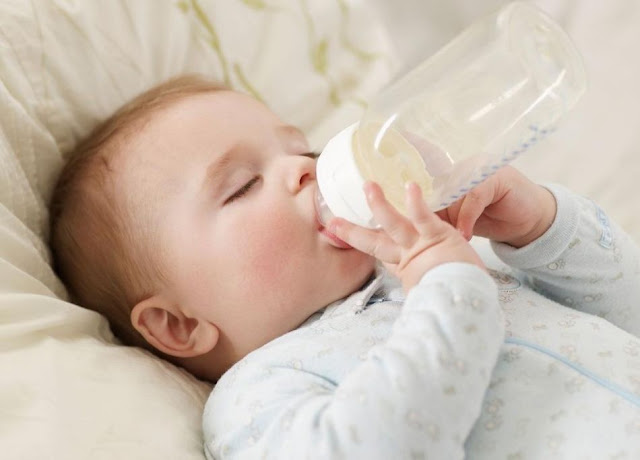 Hướng dẫn cách cho bé uống sữa theo từng độ tuổi