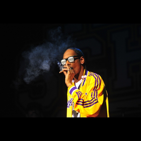 Snoop Dogg Smokes 'Blunt-Thing' On Stage!