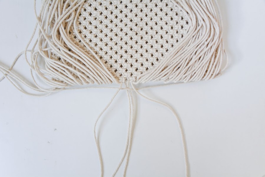 Nudo cogiendo el anillo