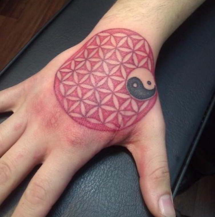Imagen Este tatuaje en la mano de yin yang