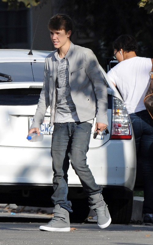 Justin Bieber Shows His Purple Underwear On The Street 09 22 11
