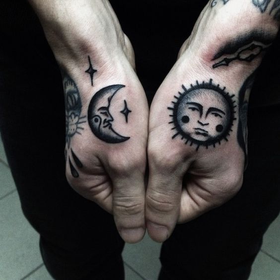 tatuajes de sol y luna para hombre en las manos