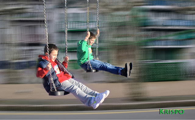 fotomontaje de niños en columpio 