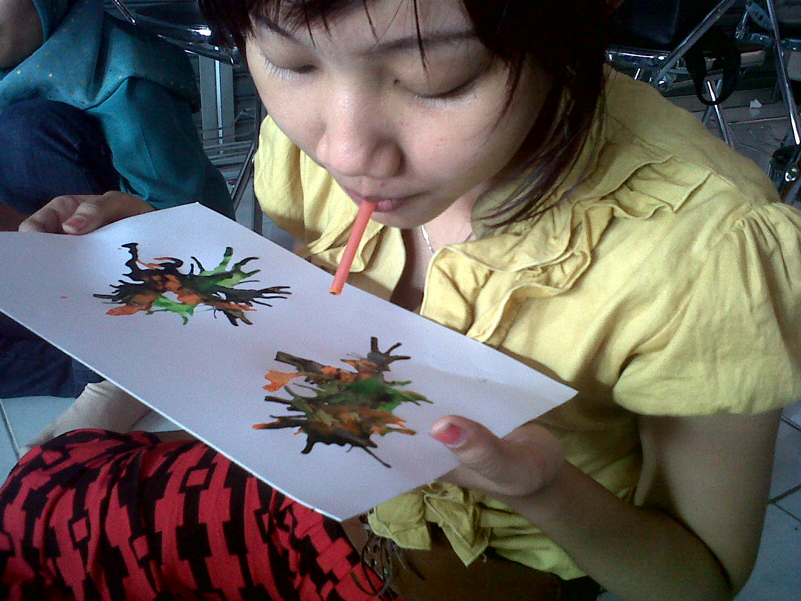 Aning Setianingsih Melukis dengan tiupan Aning Setianingsih Melukis dengan tiupan