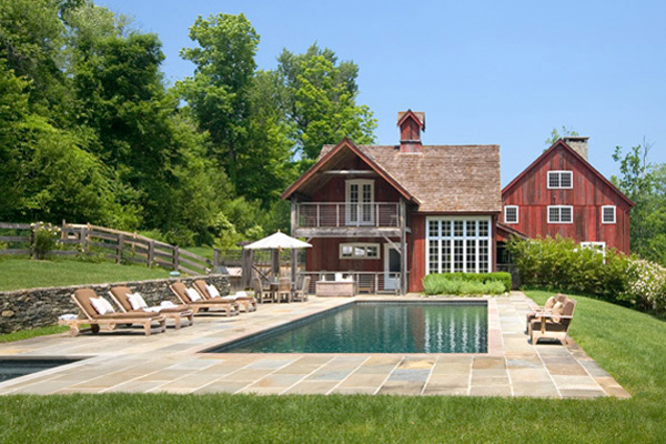 Granero Rústico con Diseño de Interiores Moderno.