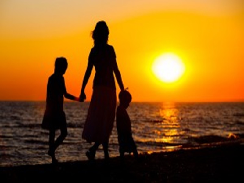 **MENSAGENS E GIFS DA TEKA** SILHUETAS DE MÃE COM FILHOS AO POR DO SOL **MENSAGENS E GIFS DA TEKA** SILHUETAS DE MÃE COM FILHOS AO POR DO SOL