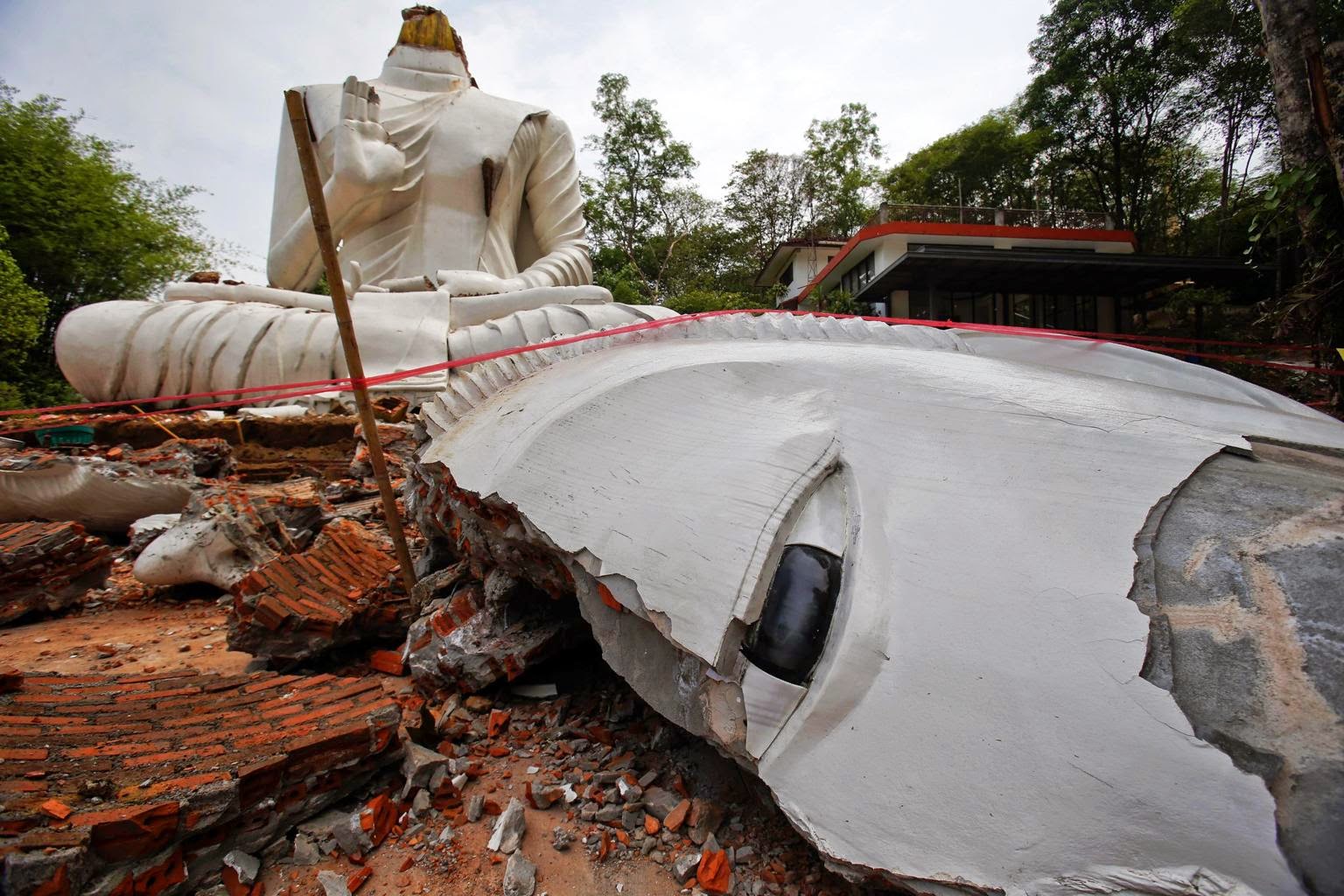 Землетрясение в тайланде новости. Белый храм в Тайланде после землетрясения. Землетрясение в Тайланде. Таиланд после землетрясения.