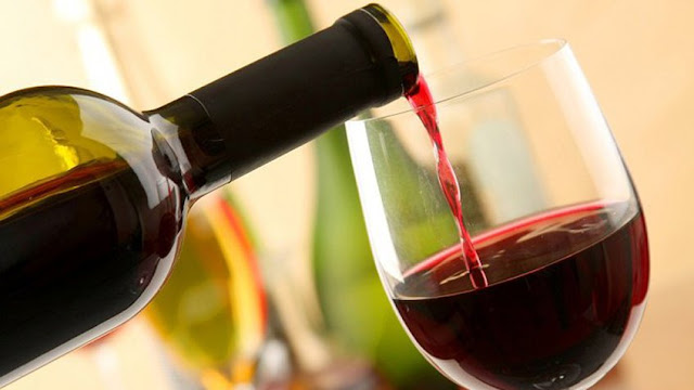 Beber vino tinto podría ayudar a combatir caries
