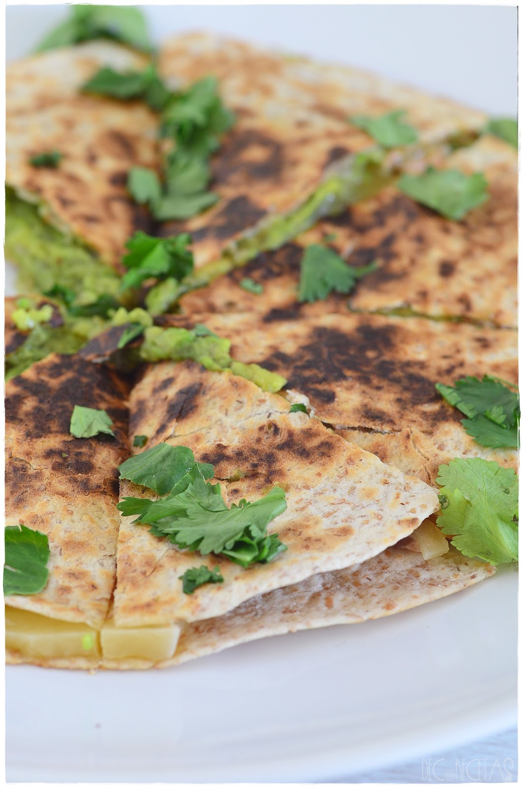 Quesadillas de salmón ahumado, aguacate y queso DECORECETAS