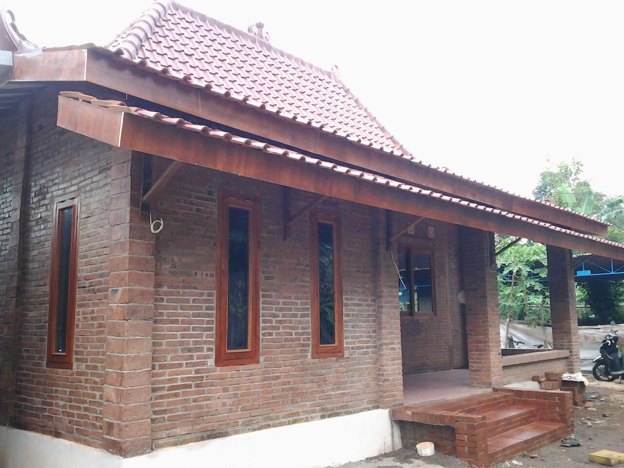 Desain Ruang Tamu Rumah Limasan | Wallpaper Dinding