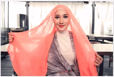 Cara Memakai Jilbab Model ala Dian Pelangi
