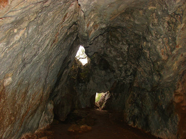 Первый зал пещеры: вид в сторону входа