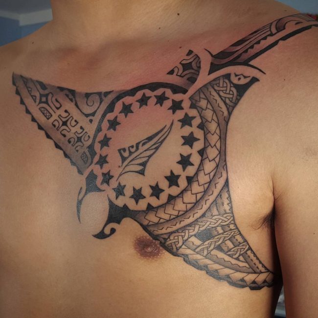 tatuaje de mantarraya estrellado en el pectoral