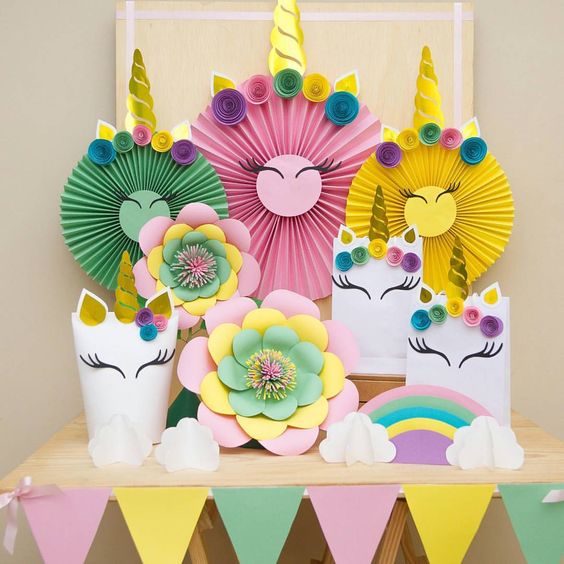 Aprende cómo hacer rosetones y rosas de papel para decorar una fiesta de  unicornios ~ Haz Manualidades