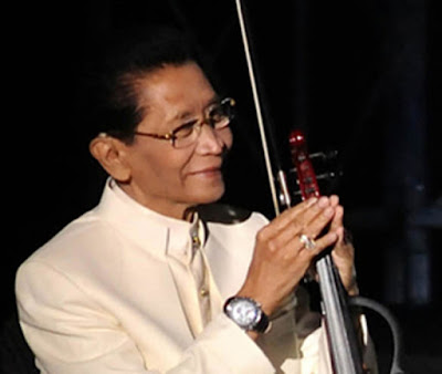 Biografi Idris Sardi Biografi Idris Sardi Biodata Nama : Idris Sardi Lahir : Jakarta, 7 Juni 1938 Profesi : Pemain Biola (Violis) Biografi Pada usia enam tahun, pertama kali mengenal biola. Pada umur sepuluh tahun ia sudah mendapat sambutan hangat pada pemunculannya yang pertama di Yogyakarta tahun 1949. Boleh dikatakan sebagai anak ajaib untuk biola di Indonesia, karena di usia muda sekali sudah lincah bermain biola (seperti Mozart di Eropa dalam komposisi). Tahun 1952 Sekolah Musik Indonesia (SMIND) dibuka, dengan persyaratan menerima lulusan SMP atau yang sederajat. Pada tahun 1952, Idris Sardi baru berusia 14 tahun, sehingga ia belum lulus SMP, namun karena permainannya yang luar biasa ia bisa diterima sebagai siswa SMIND tersebut. Bersama temannya yang juga pemain biola, Suyono (almarhum) namun bukan anak ajaib, yang lebih tua 2 tahun merupakan dua orang siswa SMIND yang berbakat sekali. Pada orkes slswa SMIND pimpinan Nicolai Varvolomejeff, tahun 1952 Indris yang masih memakai celana pendek dalam seharian duduk sebagai concert master pada usia 14 tahun, duduk bersanding dengan Suyono. Rata-rata siswa SMIND berusia di atas 16 tahun. Guru biola Idris waktu di Yogyakarta (1952-1954) adalah George Setet, sedangkan pada waktu di Jakarta (setelah 1954) adalah Henri Tordasi