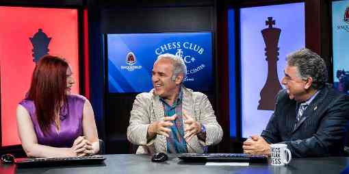Kasparov entouré par les commentateurs Jennifer Shahade et Yasser Seirawan à Saint Louis - Photo © site officiel Kasparov entouré par les commentateurs Jennifer Shahade et Yasser Seirawan à Saint Louis © site officiel